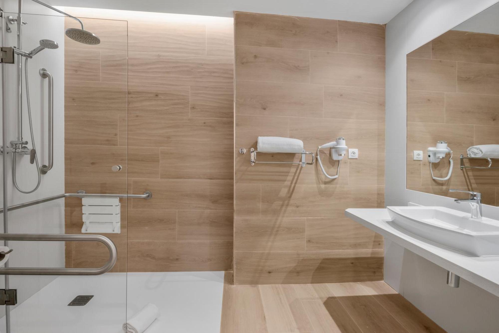 B&B Hotel קסטרו אורדיאלס מראה חיצוני תמונה